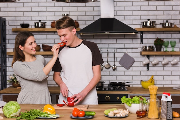 Foto grátis par, preparar, legumes frescos, junto, casa