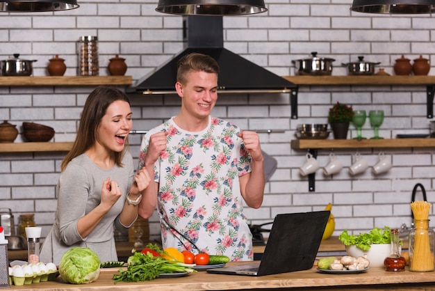 Par, tendo divertimento, com, laptop, em, cozinha