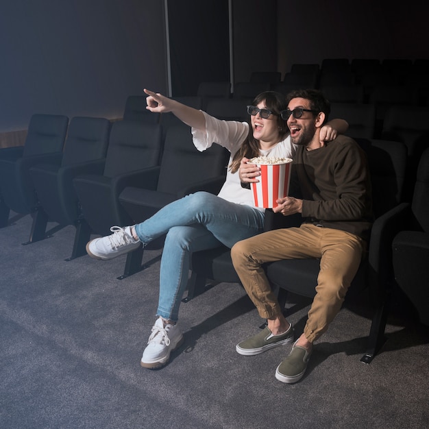 Foto grátis par, tendo divertimento, em, cinema