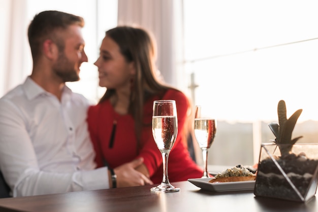 Foto grátis par, tendo jantar, em, um, restaurante