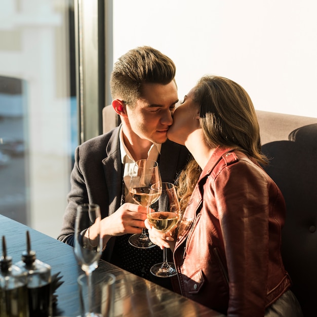 Foto grátis par, tendo jantar, em, um, restaurante