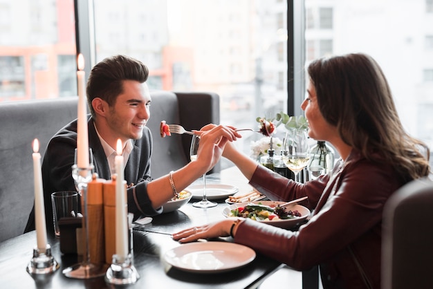 Par, tendo jantar, em, um, restaurante