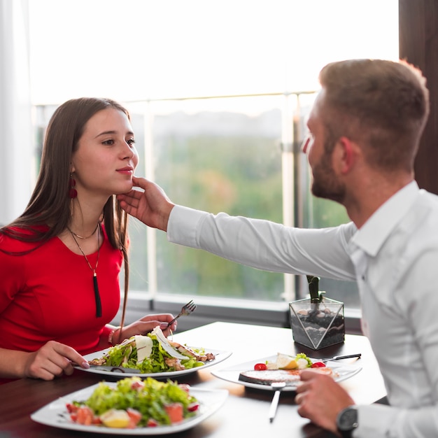 Foto grátis par, tendo jantar, em, um, restaurante