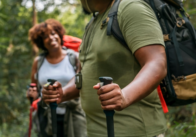 Foto grátis par, trekking, em, a, floresta, junto