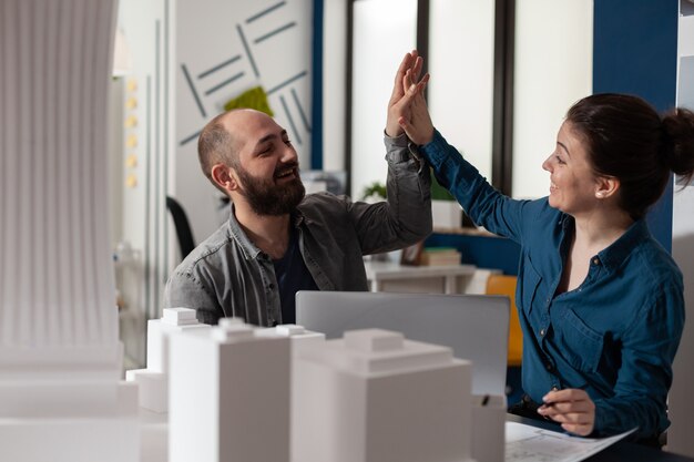 Parceiros da equipe de arquitetos trabalhando na mesa de design