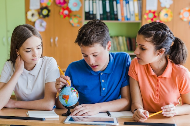 Parceiros da escola que aprendem com o globo mundial