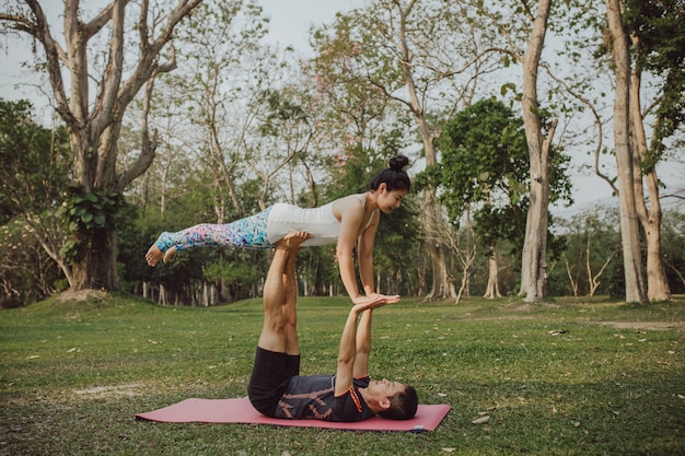 Parceiros de ioga com pose difícil e acroática