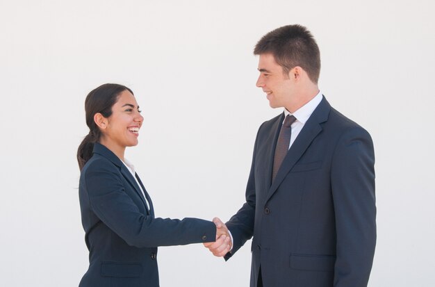 Parceiros de negócios alegre apertando as mãos