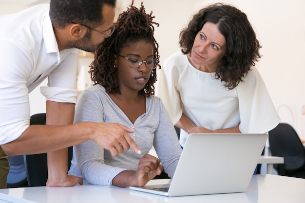 Foto grátis parceiros de negócios, discutindo a solução de software