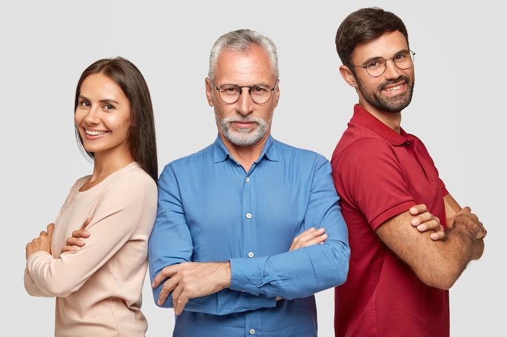 Foto grátis parceiros de negócios felizes e autoconfiantes se afastam