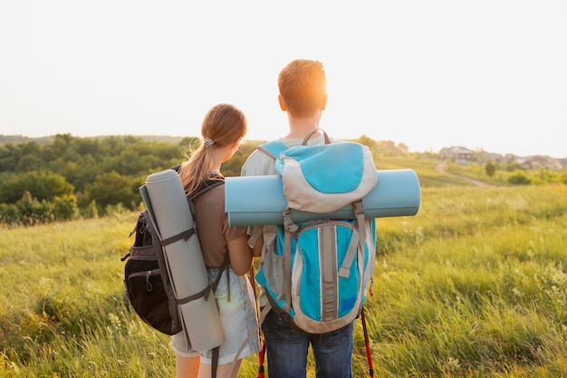 Parceiros de tiro médio com mochilas