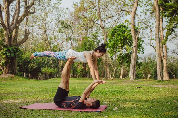 Parceiros de Yoga com pose acrobática