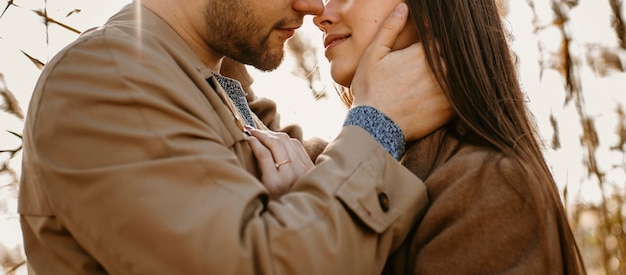 Foto grátis parceiros próximos se preparando para se beijar