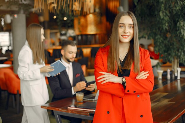 Parceiros, sentado à mesa e trabalhando em um café