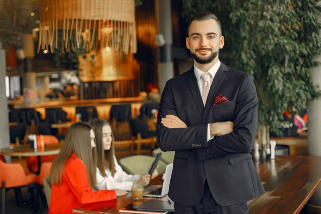 Parceiros, sentado à mesa e trabalhando em um café