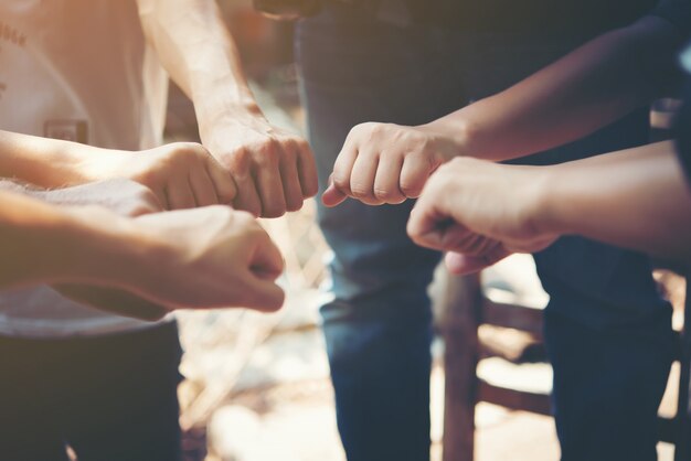 Parceria feliz comunidade mãos empilhando