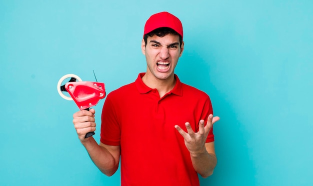 Parecendo desesperado frustrado e estressado