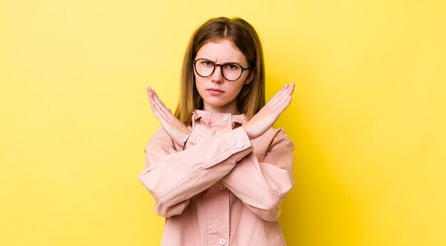 Parecendo irritado e cansado de sua atitude dizendo que mãos suficientes cruzadas na frente dizendo para você parar