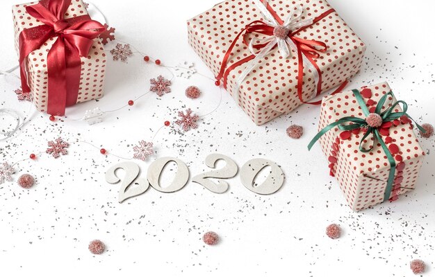 Parede branca festiva de ano novo de 2020 com presente