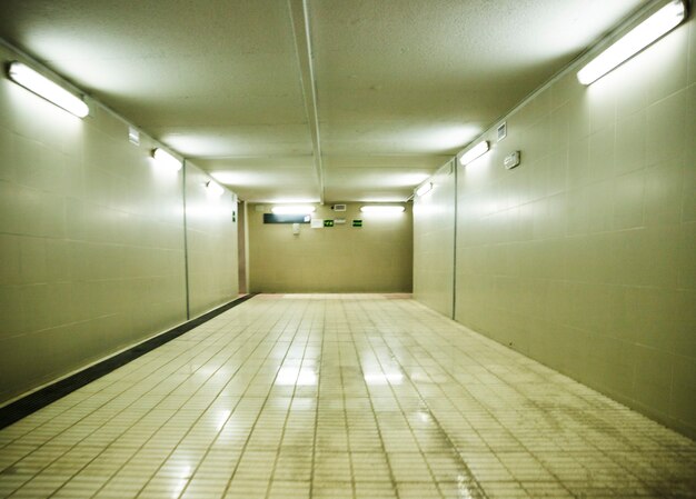 Parede de azulejos e tubos de luz na estação de metrô