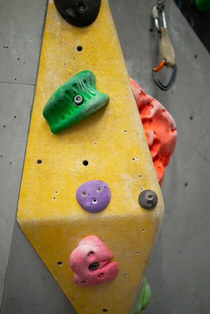 Foto grátis parede de escalada dentro de casa