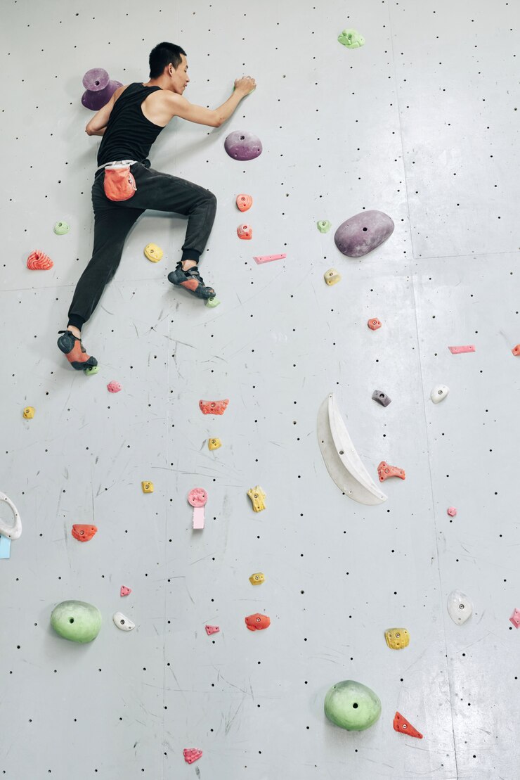 Foto grátis parede de escalada do homem sozinha