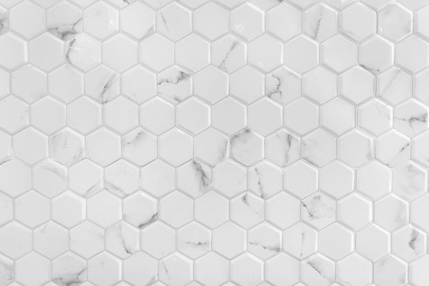 Parede de mármore branco com padrão hexagonal