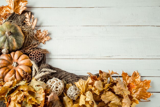 Parede de outono com artigos decorativos e abóbora.