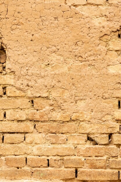 Parede de tijolos com concreto e superfície envelhecida