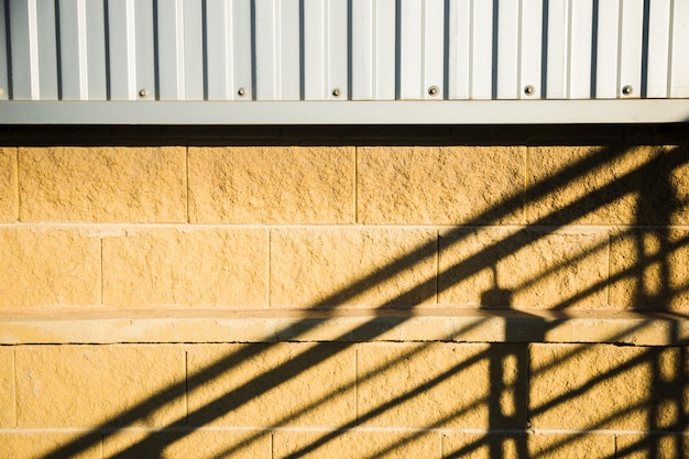 Foto grátis parede de tijolos com sombra