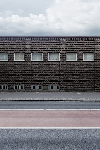 Foto grátis parede de tijolos de um edifício com pequenas janelas