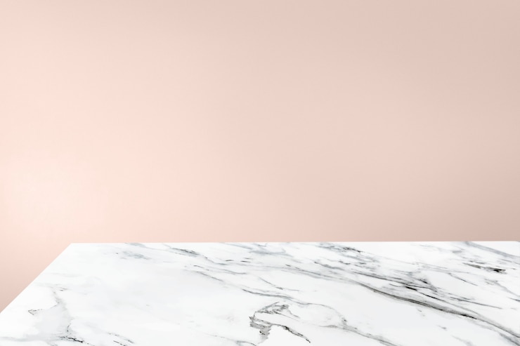 Foto grátis parede lisa laranja pastel com fundo de produto de mesa de mármore branco