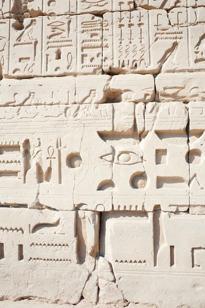 Parede no Templo de Karnak em Luxor, Egito