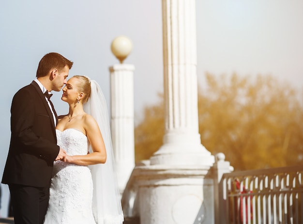 Pares agradáveis ​​no dia do casamento