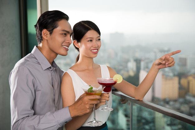 Pares de sorriso com Cocktails que está no balcão