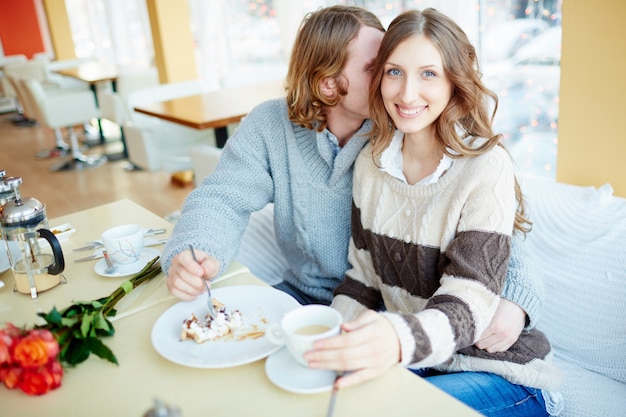 Foto grátis pares novos que beijam no restaurante