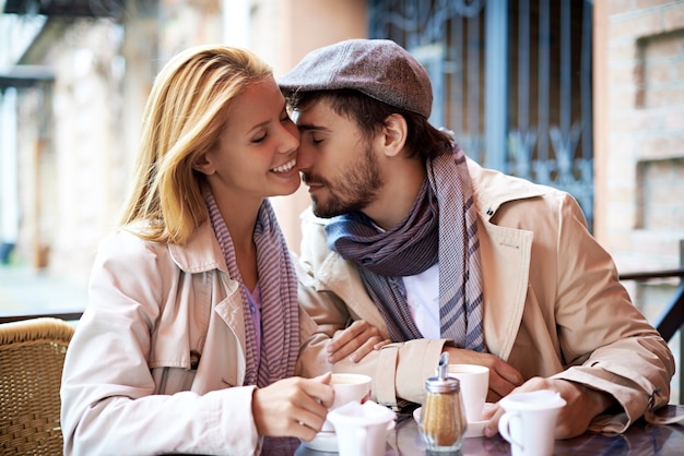 Pares românticos em um café