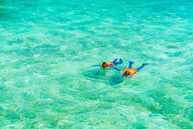Pares snorkeling na ilha tropical de maldives.