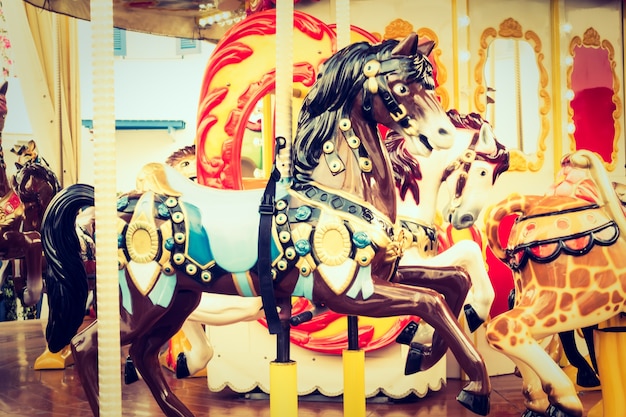 Foto grátis paris criança cavalos de férias rotunda