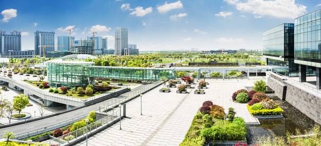 Parque da cidade sob o céu azul com horizonte do centro no fundo