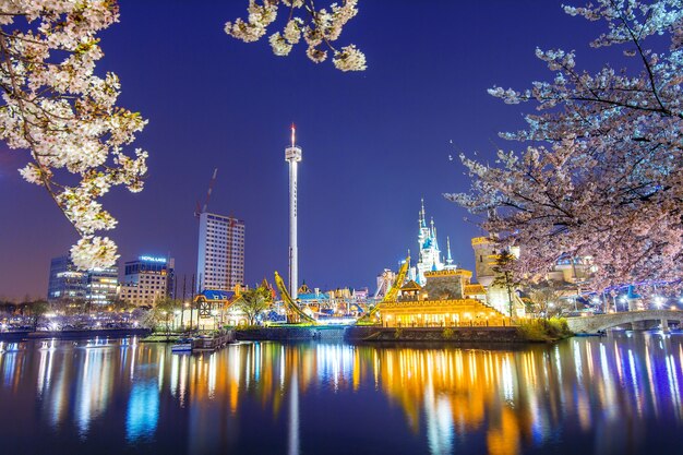 Parque de diversões Lotte World à noite e flor de cerejeira