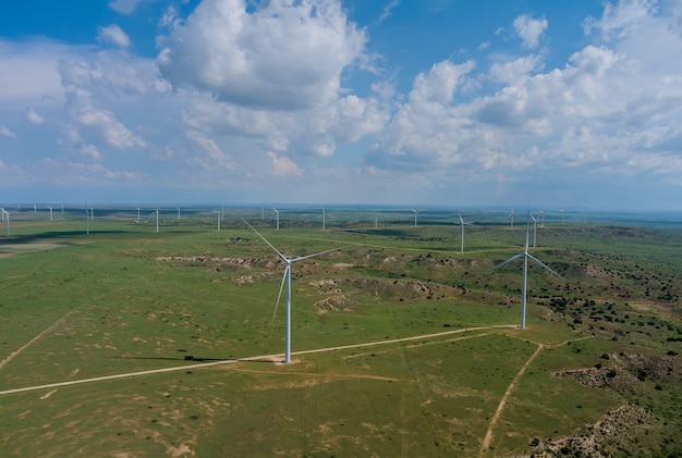 Parque de energia eólica com turbinas eólicas nas planícies do oeste do texas sob um céu azul