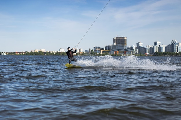 Parque de velório da cidade Um homem monta um velório