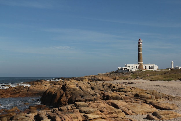 Parque Nacional de Cabo Polonio cercado pelo mar sob o sol no Uruguai