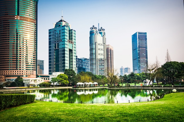 Foto grátis parque no centro financeiro de lujiazui, xangai, china