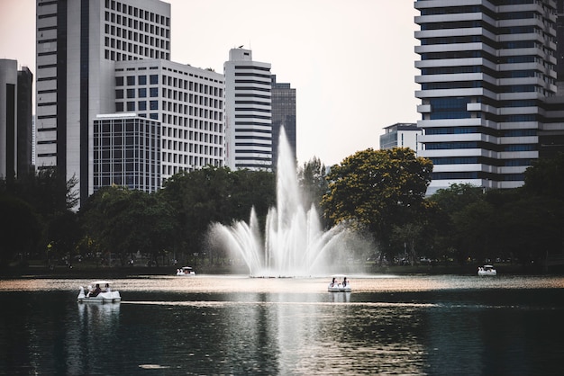 Foto grátis parque urbano cênico em um distrito financeiro