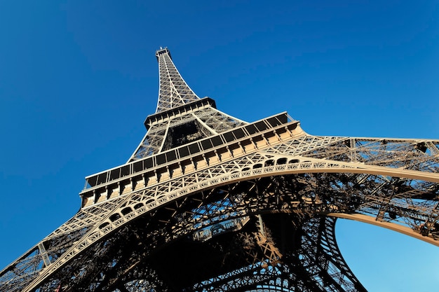 Parte da famosa Torre Eiffel com céu azul em Paris, França