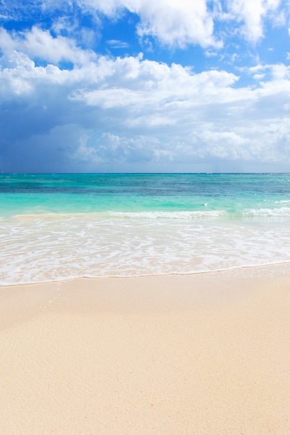 Parte da praia no mar do caribe, no méxico