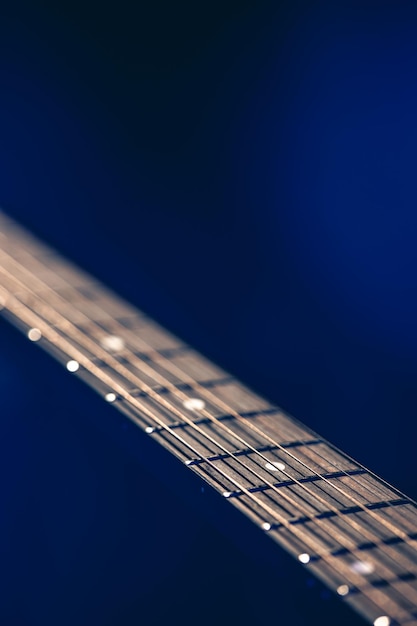 Foto grátis parte de um fretboard de guitarra acústica em um fundo preto