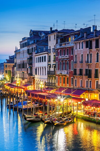 Parte do famoso Grande Canal ao pôr do sol, Veneza